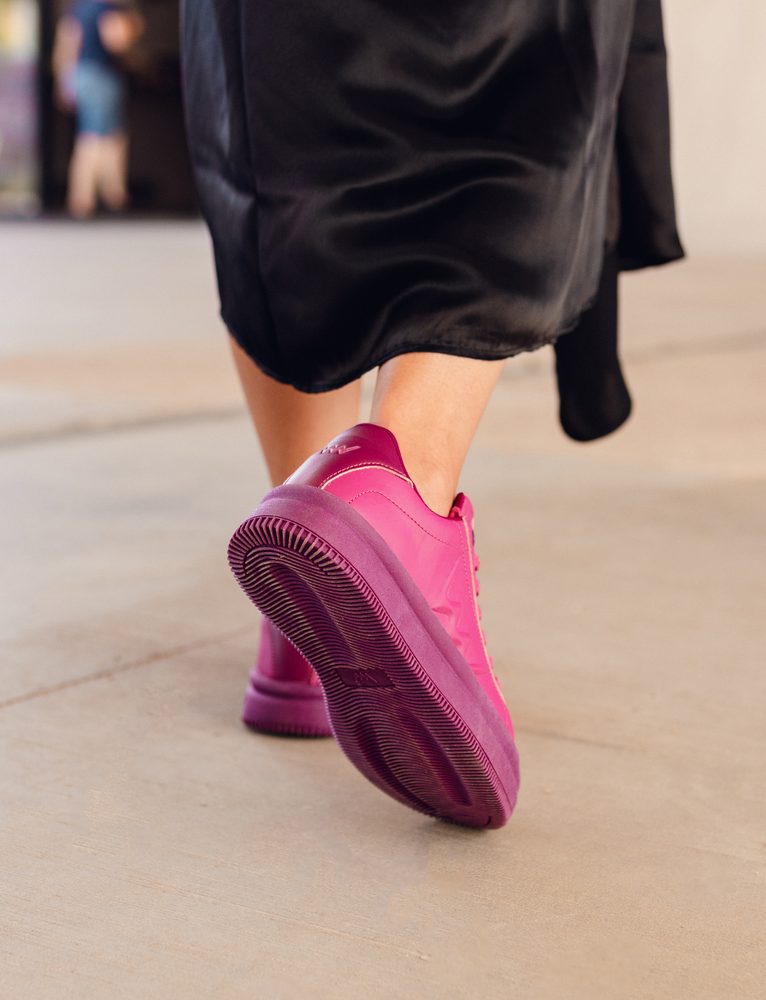 VUCH Lucky Purple - 40.
Notranji vložek čevlja je bil ustvarjen s pomočjo umetne inteligence.
Vsaka barvna različica superge ima svoj značaj – od klasične črno-bele elegance, igrive vijolične, do nežno roza in modernega sivega minimalizma.

Vsakodnevna obutev za prosti čas
Notranji vložek ustvarjen s pomočjo AI
3D reliefni detajl logotipa Vuch
Sodoben višji podplat zagotavlja udobje tudi pri celodnevnem nošenju
 Obutev
Čevlji Vuch so izvirnost, ki očara.