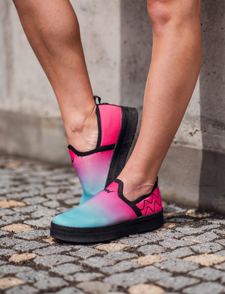 VUCH Seraphyn Spectrum - 37.

Vsakodnevna prostočasna obutev brez vezalk
Notranji vložek čevlja ustvarjen z AI
Dva vezenina logotipa – en velik ob strani in poln majhen na nartu čevlja
Elastična pletenina zagotavlja, da čevlji lepo stojijo na nogah
Oblazinjen ovratnik okoli pete zagotavlja udobje skozi ves dan
 OBUTEV
Vuch obutev je izvirnost, ki očara.