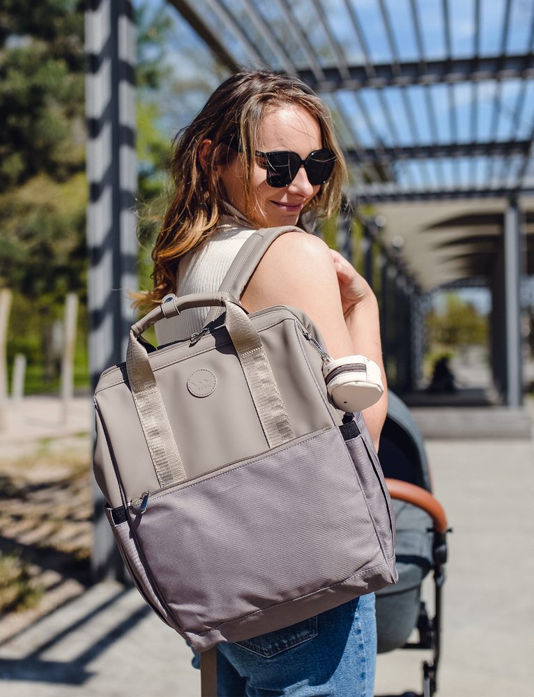 VUCH Ferron Brown.

Glavno zapenjanje z zadrgo
Zanka za pritrditev na voziček
Snemljiv etui za stekleničke
Veliko notranjih in zunanjih žepov
 Nahrbtniki
„Praktičnost, udobje in funkcionalnost.