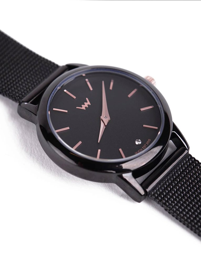 VUCH Marsh Metal Black.

Elegantna številčnica, okrašena z lepim kristalom in logotipom VUCH
Vodoodporna
Kakovosten japonski mehanizem
Quartz ura na baterijo
Pakirano v darilni škatli
 URE
Ure VUCH ti ponujajo več kot le pregled nad časom.