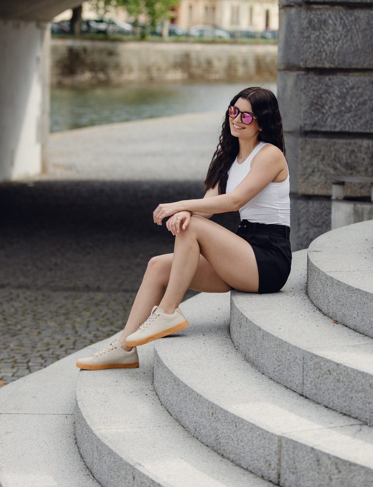 VUCH Dotty Classic Beige.
Podplat je narejen iz 100% naravne gume in diskretno namiguje na značilne pikice, ki jih poznate iz naših kolekcij.
Stavite na klasiko v novi preobleki – DOTTY CLASSIC so stil, udobje in osebnost v enem.

Zgornji del iz PU poliuretana
Podplat iz 100% naravne gume
Vtisnjeni motiv pikic na podplatu
Velikosti 36–43
Oblikovana notranja vložka, oblazinjena s spominsko peno
Kombinacija gladkega in strukturiranega materiala
 OBUTEV
Vuch čevlji so originalnost, ki hodi.