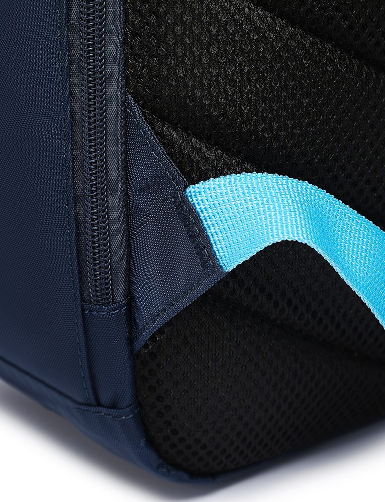 VUCH Sirius Blue.

Dvojno zapenjanje glavnega žepa - zadrga in zaponka po zvijanju
Podložen hrbet in naramnice za najbolj udobno nošenje
Izdelan iz ultra lahkega recikliranega najlona
 TechniC
Kolekcija, ki sta jo navdihnila mesto in narava!
Na prestolu priljubljenosti že nekaj časa kraljujeta nahrbtnika Mellor in Noel, iz njunih lastnosti pa je nastalo kar nekaj velikih naslednikov.