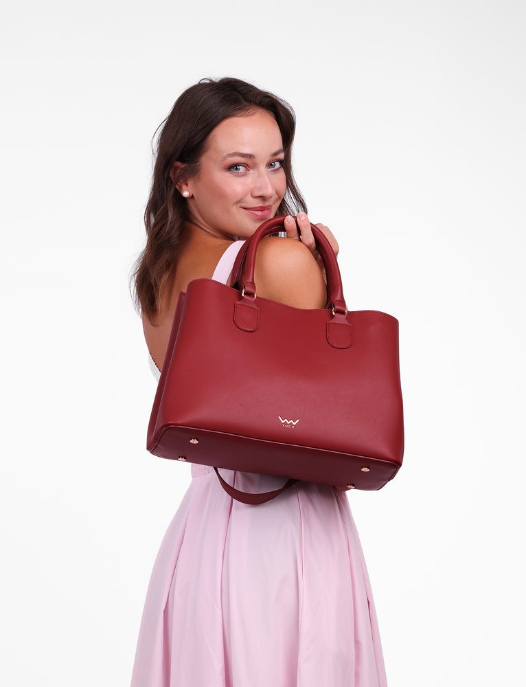 VUCH Cynthia Red.

Notranji del razdeljen na dva predala
Glavno zapenjanje z 2 gumboma
Notranji predal z zadrgo
Torbica vključuje crossbody pas
 SimplyV 
Enostavno Vuch!
Brezčasna, minimalistična in elegantna.