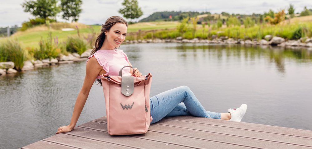 VUCH Mellora Pink.

Notranji ločen prostor za mini prenosnik
Majhen notranji žep na zadrgo
Zapenjanje na zadrgo in na patent
Nastavljive naramnice
Izjemno močan in vzdržljiv material
 NAHRBTNIKI
„Praktičnost, udobje in funkcionalnost.