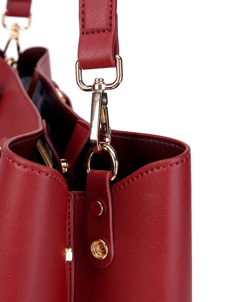 VUCH Cynthia Red.

Notranji del razdeljen na dva predala
Glavno zapenjanje z 2 gumboma
Notranji predal z zadrgo
Torbica vključuje crossbody pas
 SimplyV 
Enostavno Vuch!
Brezčasna, minimalistična in elegantna.