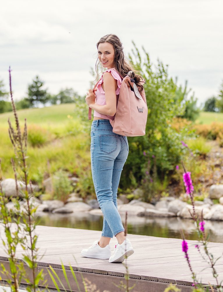 VUCH Mellora Pink.

Notranji ločen prostor za mini prenosnik
Majhen notranji žep na zadrgo
Zapenjanje na zadrgo in na patent
Nastavljive naramnice
Izjemno močan in vzdržljiv material
 NAHRBTNIKI
„Praktičnost, udobje in funkcionalnost.