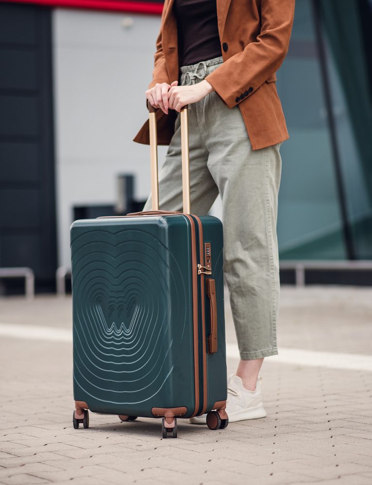 VUCH Unika Green.

Mere lupine: 57 × 43 × 26,5 cm
Teleskopski ročaj na treh višinskih nivojih
Prostoren mrežast žep na zadrgo z dodatnim žepom na zadrgo
Fleksibilen fiksacijski pas s plastično sponko
Zgornji in stranski ročaji za oprijem v več položajih
4 vgrajena kolesca (višina 9 cm) za tih in gladek tek
Odporna lupina iz ABS polikarbonata proti običajnim praskam in udarcem
Kombinirana ključavnica s TSA ključavnico (ni nevarnosti poškodovanja ključavnice pri kontroli med potovanjem v ZDA)
Navodila za nastavitev ključavnice
Unisex dizajn - primeren za ženske in moške
 KOVČKI
Odkrijte novo kolekcijo kovčkov, ki definirajo sodobno potovanje.
Združujejo vrhunski dizajn z maksimalno funkcionalnostjo – lupinasta konstrukcija zagotavlja zanesljivo zaščito in dolgo življenjsko dobo, medtem ko sofisticirane barvne različice dodajajo vsakemu potovanju stilski poudarek.