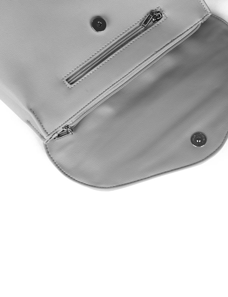 VUCH Joanna Grey.

Prostoren notranji predal z dvojnim zapiranjem - zadrgo in patentom
Praktičen zunanji predal na zadrgo na sprednji in zadnji strani nahrbtnika
Notranji predali za mobilni telefon in predal z zadrgo
Nastavljive naramnice
 NAHRBTNIKI
„Praktičnost, udobje in funkcionalnost.