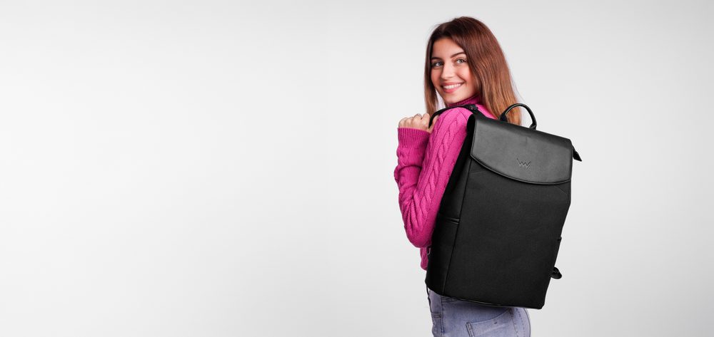 VUCH Gioia Melange Black.

Del nahrbtnika izdelan iz obstojnega materiala
Zapiranje z magnetom in zadrgo
Veliko zunanjih in notranjih žepov
Nahrbtnik, ki obdrži svojo obliko
 Nahrbtniki
Časi, ko so nahrbtniki pomenili le šolske torbe ali športne kose za visoke gore, so že zdavnaj mimo.