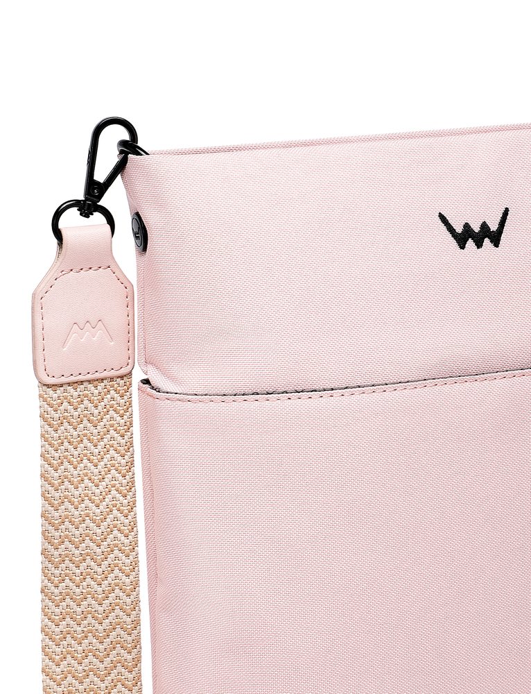 VUCH Smokie Resistant Creme.


Hlavní kapsa na zip - nic pro nenechavce
Vnitřní přihrádka na drobnosti a kapsa na zip
Lehký a odolný materiál

  CROSSBODY
Bezvremenska klasika koju možeš nositi ljeti i zimi, na posao ili u šetnju, uz tenisice ili štikle.