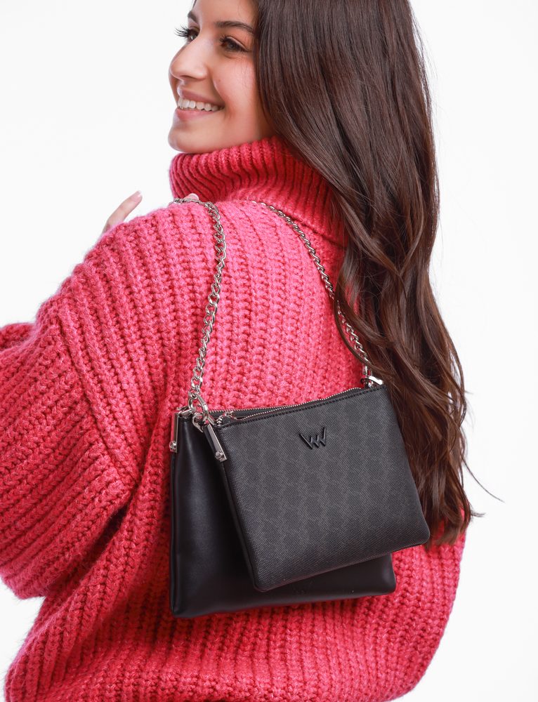 VUCH Clasie MN Black.

Dvije torbe u jednoj, koje se mogu odvojiti
Monogram VUCH na manjoj torbi
Glavno zatvaranje na patent
Dva remena - tekstilni crossbody i lanac za nošenje u ruci
 Monogram
Želiš imati nesvakidašnji šmrc i biti Vuch do zadnjeg detalja?
Vuch je tvoja najvernija ljubav, pa to recite svima bez ijedne izgovorene riječi.