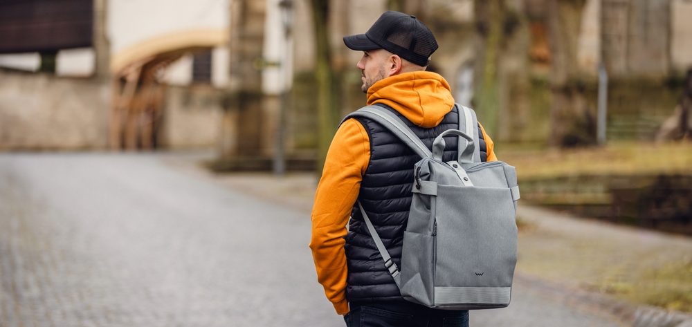 VUCH Baxter Light Grey.

Podstavljena leđa i naramenice = udobnost na prvom mjestu
Mali unutarnji džep za sitnice koji se zatvara patentnim zatvaračem
Zatvaranje patentnim zatvaračem + patent za dodatnu sigurnost
Vanjski džepovi s patentnim zatvaračem
Podesive naramenice
 Muški ruksaci 
Savršenstvo, jednostavnost, karakter i stil.