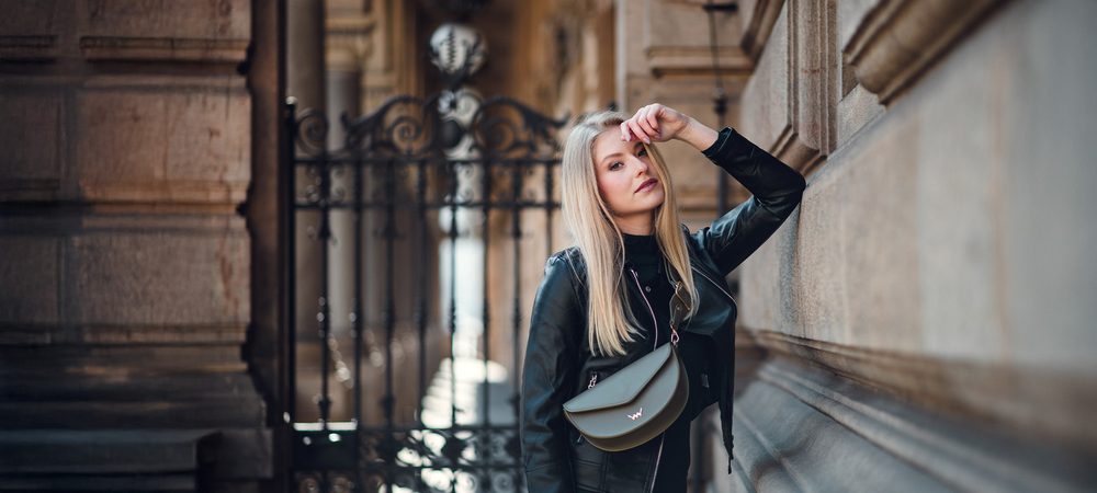 VUCH Tricia Green.

Preklop s magnetskim pinom temeljen na bestseleru Joanna
Unutra jedan džep na zatvarač
Podesivi remen (80 – 125 cm)

  SimplyV 
Simple Vuch komadi, Simple Vuch!
Bezvremenska, minimalistička i elegantna.
 