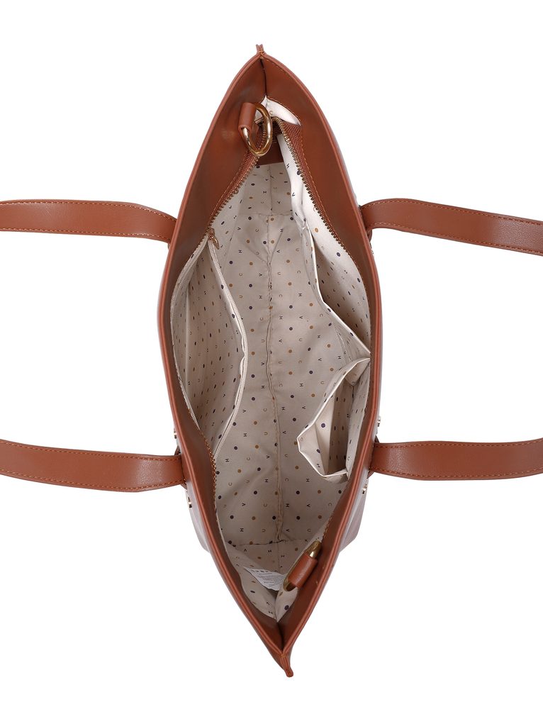 VUCH Benita Brown.

Uglađena elegancija izvana, razigrana iznutra
U sklopu torbice kozmetička torbica (150 x 220)
Stražnji džepić za sitnice na patent

Dugačka remena za pričvršćivanje – dva načina nošenja

 VELIKE TORBICE
Nažalost nismo u Hogwartsu i nemamo na raspolaganju Hermioninu čarobnu torbu u koju je stao i šator.