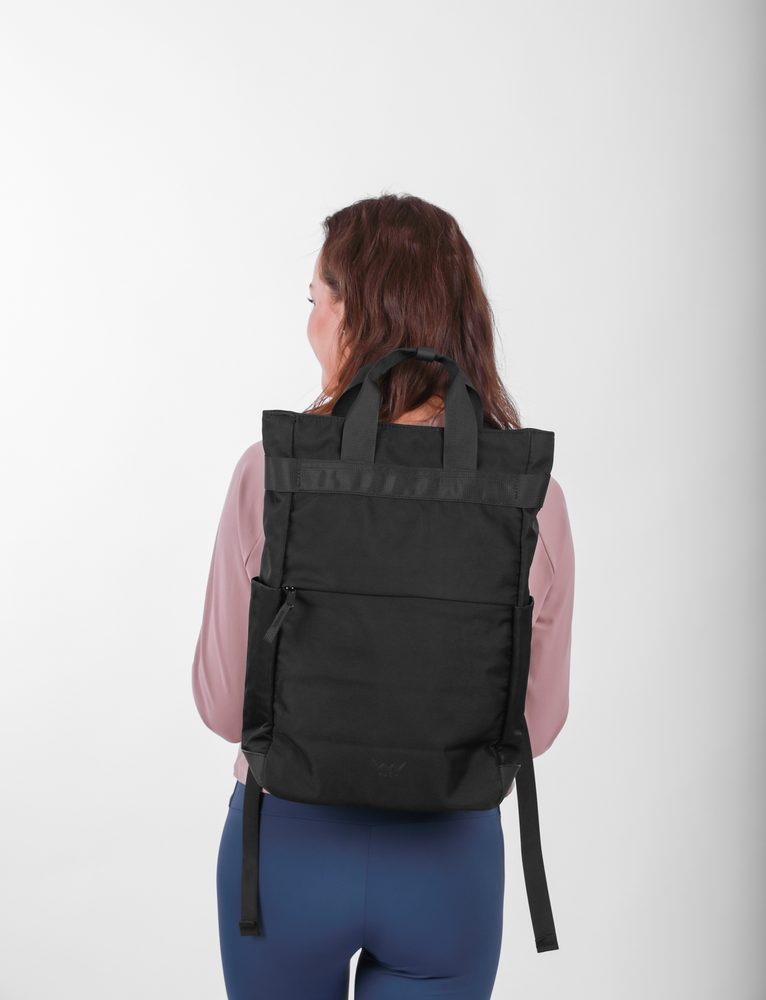 VUCH Gemyny Black.

Glavno zatvaranje na patent
Vanjski džepovi na patent
Mnogo unutarnjih pregrada
Stražnji remen za pričvršćivanje na kofer
Punjeni ramenski remeni i leđa za ugodan transport
 Ruksaci
Vremena kada su ruksaci značili samo školske torbe ili sportske komade za planinarenje, odavno su prošla.