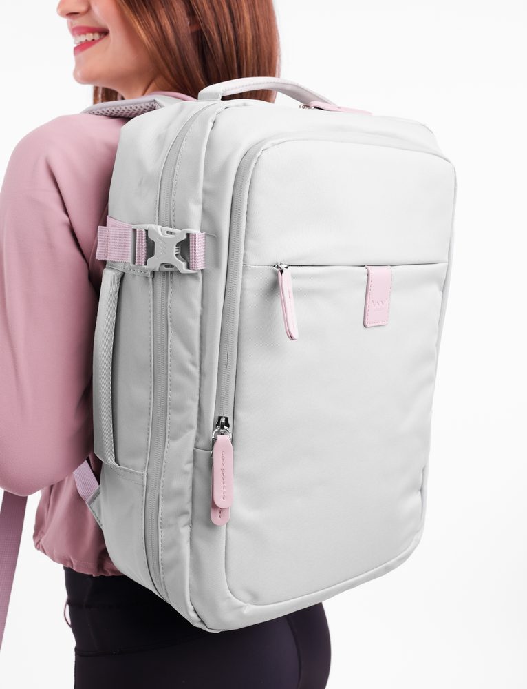 VUCH Foppe Grey.

Komora koja se u potpunosti otvara
Vanjski džepovi sa zatvaračem
Mnogo unutarnjih pregrada
Gumena traka na leđima ruksaka za pričvršćivanje na kofer
Ojačane i polstirane naramenice i leđa za udobno nošenje
 Ruksaci
Vremena kada su ruksaci značili samo školske torbe ili sportske komade za planinarenje odavno su prošla.