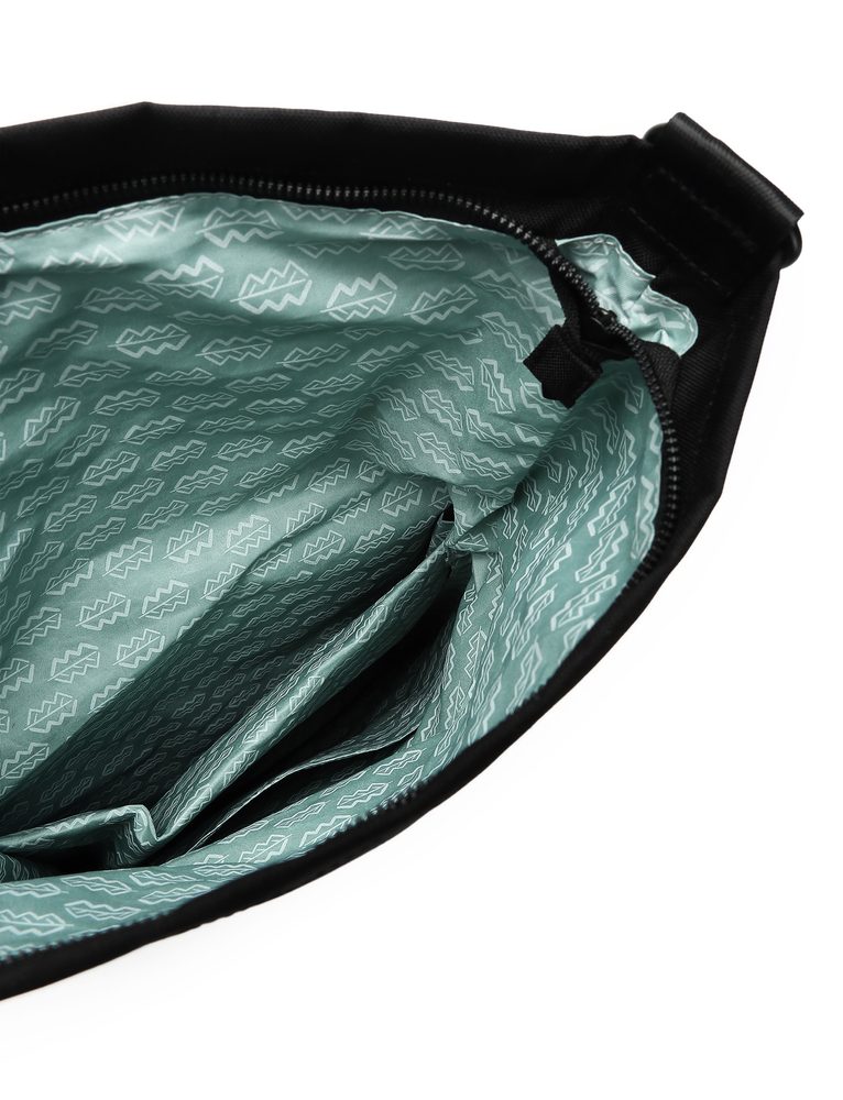 VUCH Brielle Black.

Veći sportski ruksak
Izrađen od recikliranog materijala
Pomoću bočnih traka može se povećati volumen ruksaka
 Eko ruksaci
Otkrijte Vuch eko ruksake koji će vaše sljedeće putovanje učiniti malo održivijim, ali i dalje vrlo elegantnim.