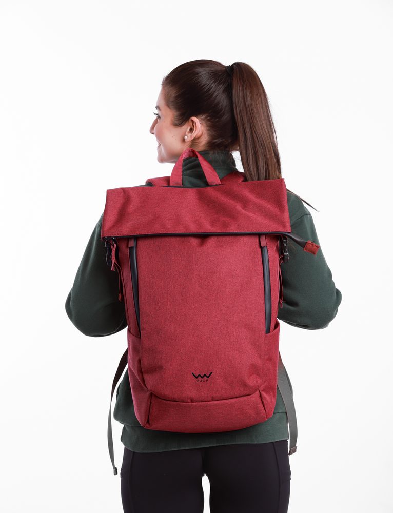 VUCH Tayte Small Wine Red.

Glavno zatvaranje na zip
Izrađen od cvrstog materijala
Prostor podijeljen u dva džepa
Veliki džep za laptop
Vanjski džepovi sa zipom
Pojas preko prsa
Punjeni remenjaći i leđa za ugodan nosač
 Ruksaci
Vremena kada su ruksaci značili samo školske torbe ili sportske komade za planinarenje su davno prošla.