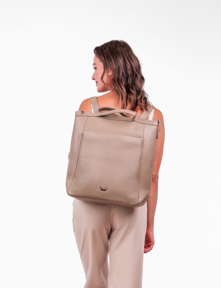 VUCH Sceeny Beige.

Ruksak od prave kože
Glavni zatvarač na zip
Vanjski džepić na zip
Unutarnji odjeljci za sitnice i džep na zip
Podesivi naramenice
 Kožni ruksaci
Jasno nam je da se može živjeti bez pravog kožnog ruksaka.