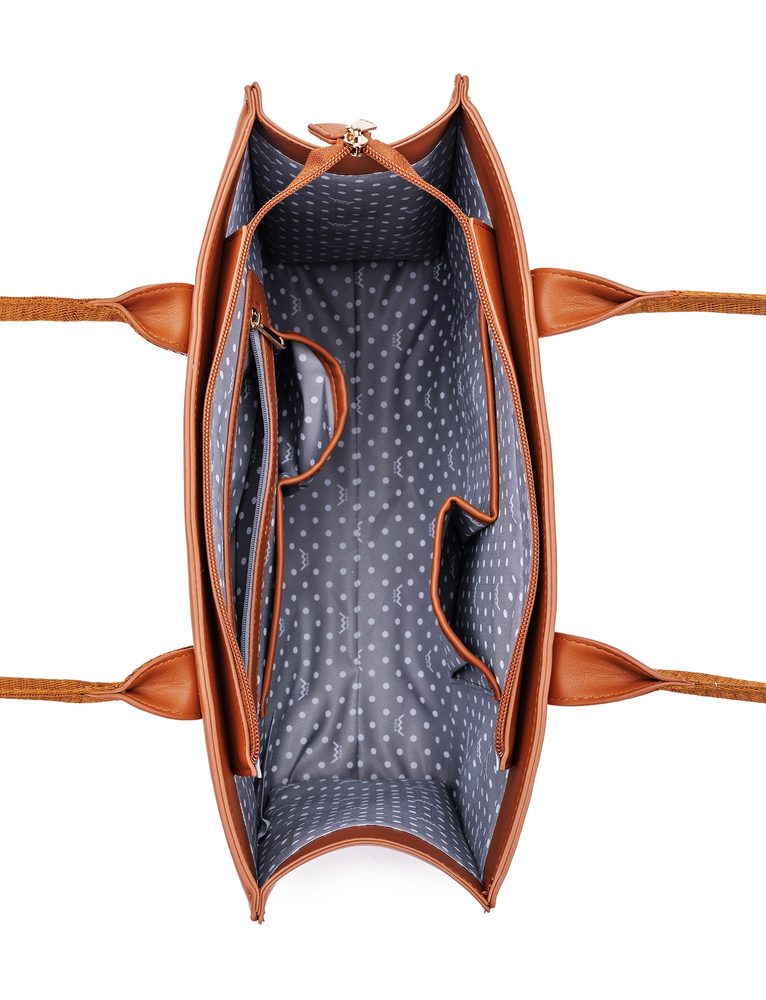 VUCH Eike Brown.

Velika torba s čvrstim dnom
Glavni zatvarač na zip
Unutrašnji odjeljci za sitnice, džep na zip
Dugačke udobne ribbon ručke prianjaju uz podlakticu i rame

  Velike torbe 
Nažalost nismo u Hogwartsu i nemamo na raspolaganju Hermioninu čarobnu torbu u koju je stao i šator.