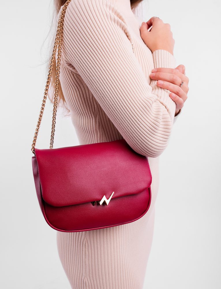 VUCH Orietta Wine.

Elegantna mini torba
Glavno zatvaranje na magnet
Unutarnji pretinac za sitnice i džep na patent
Crossbody remen s lancem
 Mini torbice
Mobitel, novčanik, ključevi, ništa više.