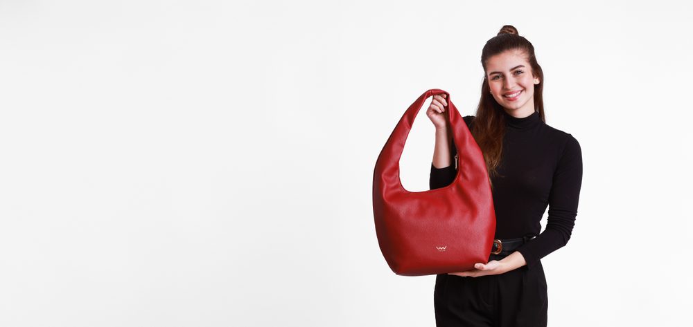 VUCH Olli Dark Red.

Glavno zatvaranje na patent
Unutarnji džep na patent + 2 pretinca
Torba iz kolekcije SimplyV
 SimplyV
Jednostavni V, Simply Vuch!
Ponadvremenski, minimalistički i elegantan.