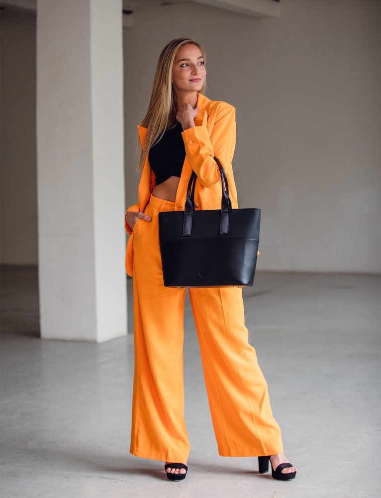 VUCH Wennie QTD Black.

Glavno pričvršćivanje za 2 magneta
Veliki džep s patentnim zatvaračem
Unutarnji mini novčanik za male predmete (90 x 140 mm)
Torbica uključuje crossbody remen 
 VELIKE TORBICE
„Sve ima svoju prednost.