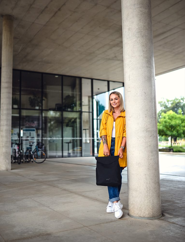 VUCH Joanna Canva Black.

Idealan za laptope do 13