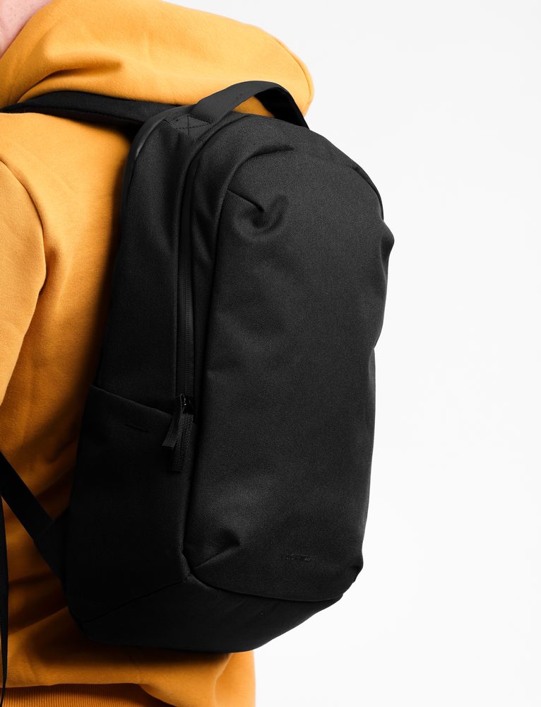 VUCH Hidde Black.

Dva odvojena džepa sa zatvaračem
Dva vanjska džepa sa strane
Mnogo unutarnjih džepova
Podesive naramenice
 Muški ruksaci
Savršenstvo, jednostavnost, karakter i stil.