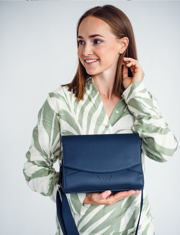 VUCH Danita Blue.

Zaista prostrana crossbody torba
Dva podesiva crossbody remena (tekstilni + od umjetne kože)
Patentni zatvarač prekriven preklopom
Stražnji i unutarnji džepovi s patentnim zatvaračem
Prošivanje u obliku Vuch loga na stražnjoj strani torbe
 CROSSBODY
Kad je netko ponosan na nas, grije nam srce.