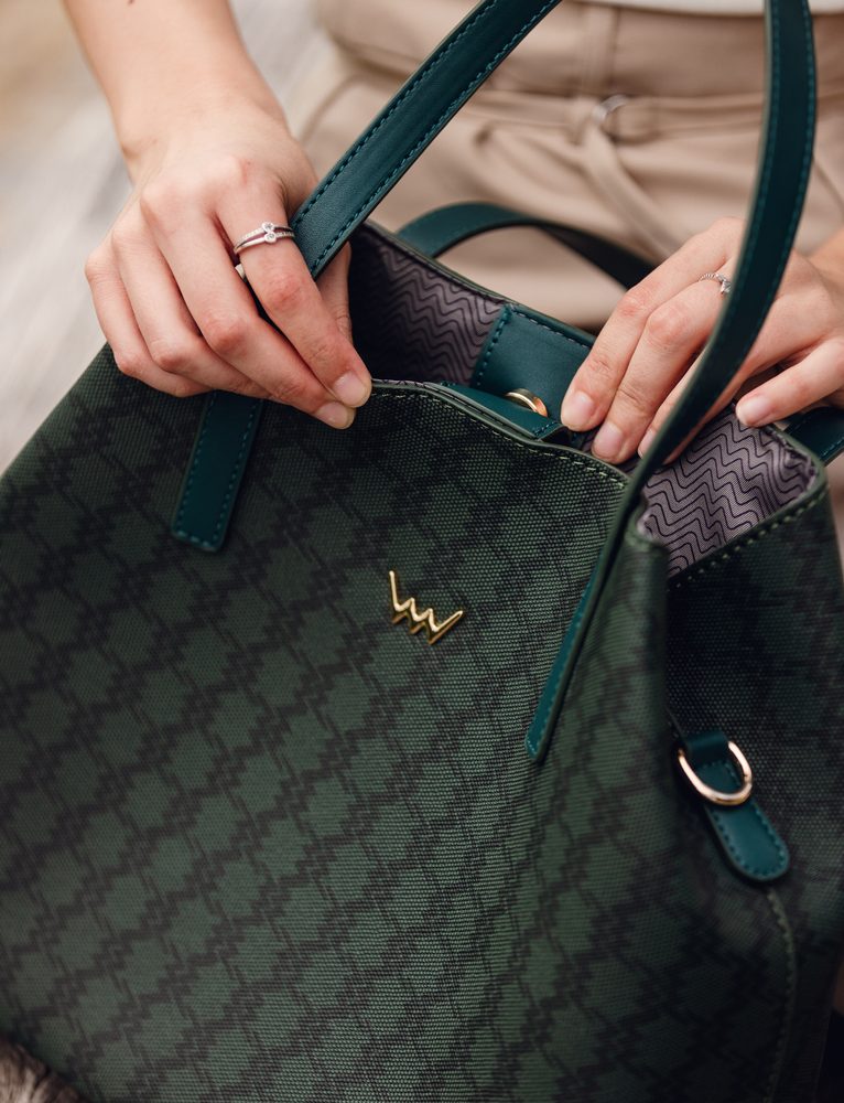 VUCH Roselda MN Green.

Elegantan dizajn s monogramom
Uključena mala kozmetička torbica, pogodna i kao crossbody torbica
Podesivi remen uključen
Dvostruko zatvaranje – magnet i patent
 Monogram
Želite nevjerojatan šarm i biti dio Vucha uvijek i svugdje?
Vuch je vaša najvjernija ljubav, pa pokažite to svima bez riječi.