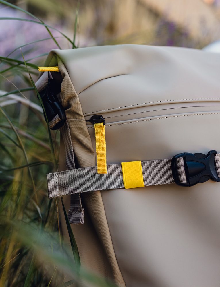 VUCH Maielle Beige.

Kopčanje na patentni zatvarač i roll-top s kopčama
Vodootporan materijal i zatvarači
Dva vanjska džepa s patentnim zatvaračem na prednjoj strani ruksaka
Skriveni patentni džep na leđima za brzi pristup
Bočni džepovi za bocu
 Muški ruksaci 
Savršenstvo, jednostavnost, karakter i stil.