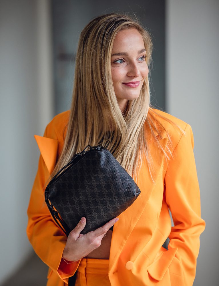 VUCH Roselda MN Arica.

Elegantan dizajn s monogramom
Uključuje malu kozmetičku torbicu, pogodnu i kao torbicu za preko ramena
Priložene podesive naramenice
Dvostruko kopčanje s magnetom i patentom
 Monogram
Želite nevjerojatan šarm i biti dio Vucha uvijek i svugdje?
Vuch je vaša najvjernija ljubav, pa pokažite to svima bez riječi.