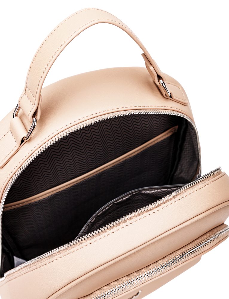 VUCH Viessa Beige.

Ruksak iz Your Choice kolekcije, dizajniran od strane naših kupaca
Elegantno izvedba
Vanjski i unutarnji džepovi na patent
Džep za laptop 11,6