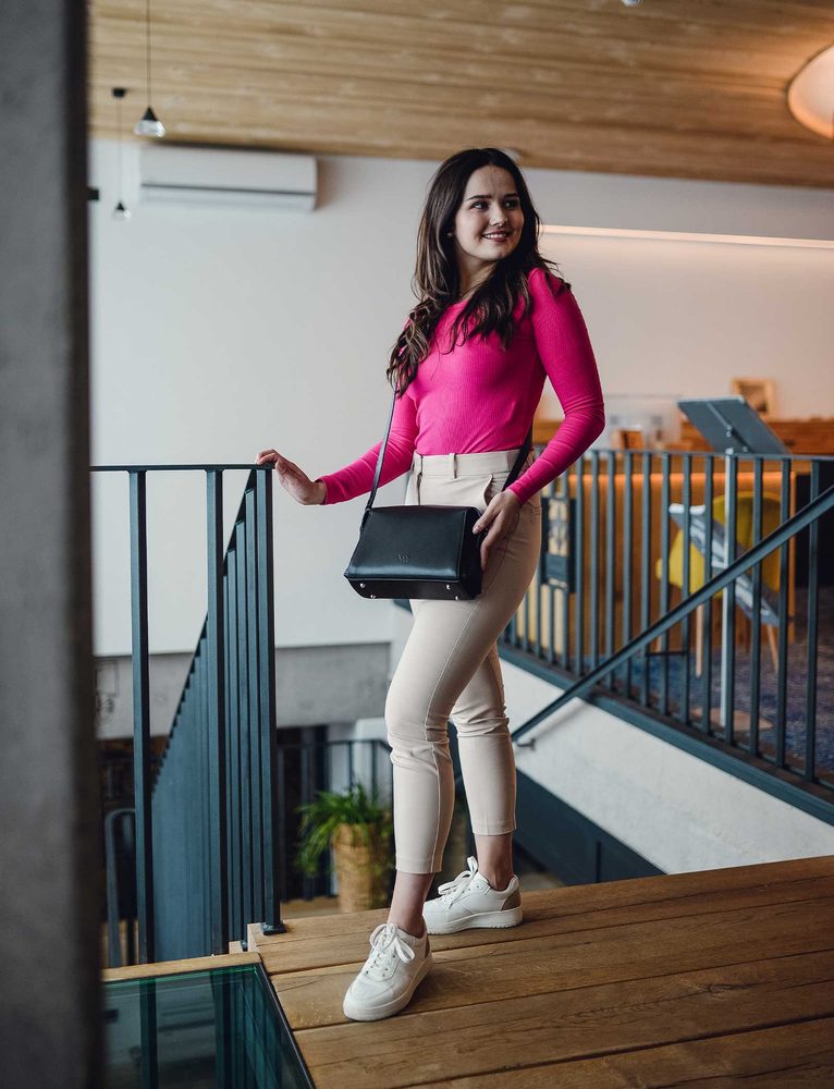 VUCH Lison.

Torba od prave kože
Jednostavan i čist dizajn
Glavno kopčanje s patentnim zatvaračem
Unutarnji pretinac za sitnice i džep s patentnim zatvaračem
 Kožne torbice
„Za sve je jednom prvi put.