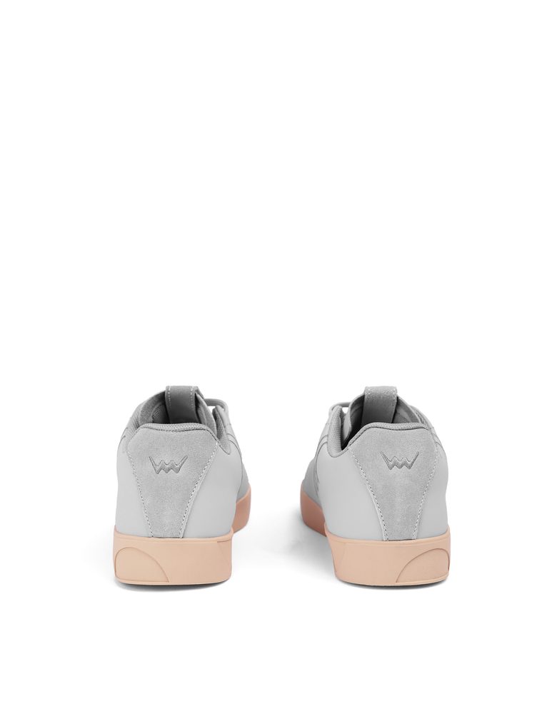 VUCH Dotty Classic Grey - 37.
Đon je napravljen od 100% prirodne gume i diskretno se referira na tipične točkice koje poznajete iz naših kolekcija.
Kladite se na klasiku u novom ruhu – DOTTY CLASSIC su stil, udobnost i osobnost u jednom.

Gornji dio od PU Poliuretana
Đon od 100% prirodne gume
Utisnut motiv točkica na đonu
Veličine 36–43
Oblikovani unutrašnji uložak, podstavljen memorijskom pjenom
Kombinacija glatkog i strukturiranog materijala
 OBUĆA
Vuch cipele su originalnost koja hoda.