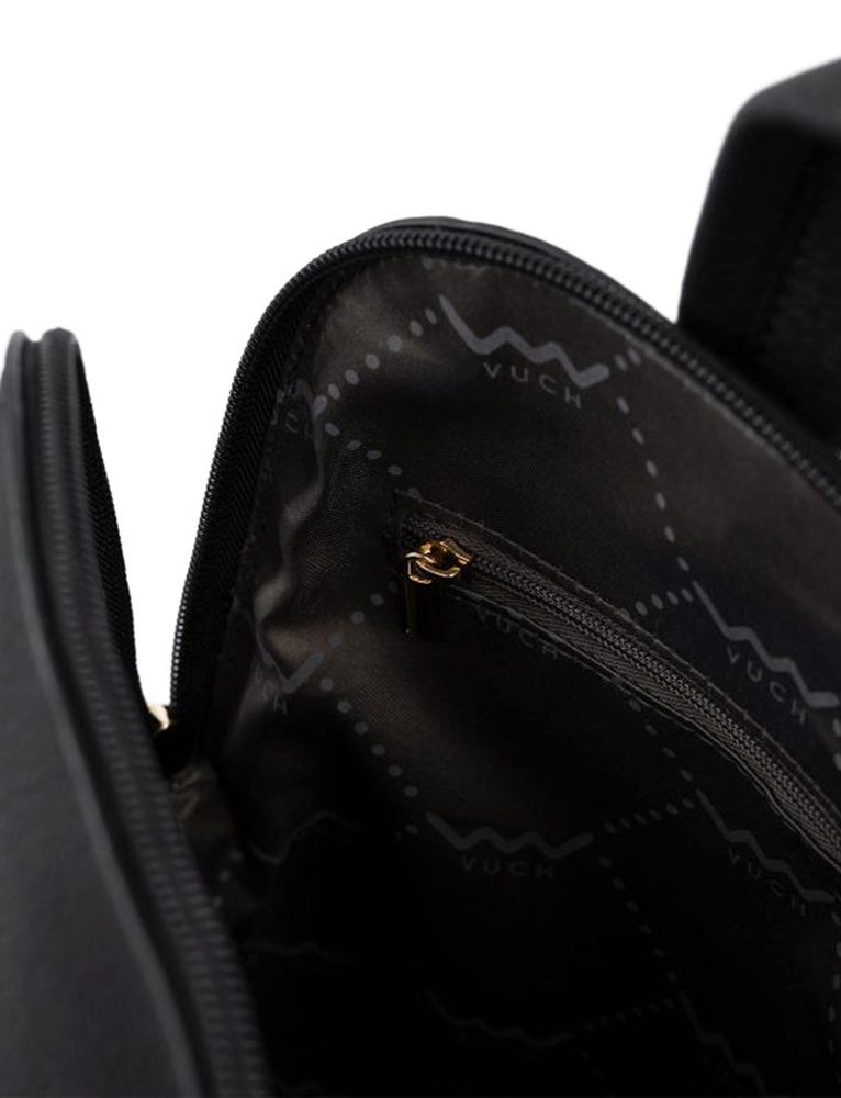 VUCH Filipa Diamond Black.

Ojačani ruksak elegantnog dizajna
Unutarnji džep bez kopčanja, džep na patent zatvarač
Vanjski džep s patentnim zatvaračem
Roze zlatni logo Vuch
 MALI RUKSACI
„Jeste li sami sebe uvjerili da je ruksake teško kombinirati?