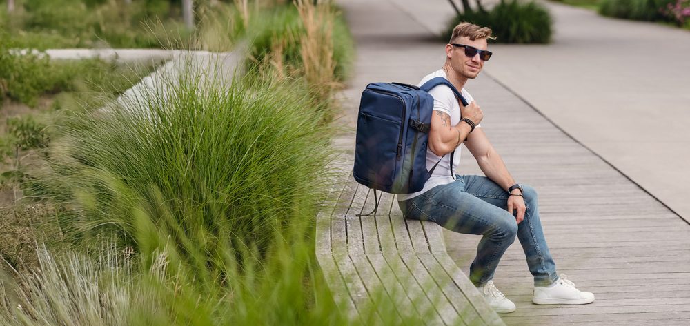 VUCH Foppe Men Blue.

 Potpuno otvarajući džep
 Vanjski džepovi na zip
 Mnogo unutarnjih odjeljaka
Petlja na leđima ruksaka za pričvršćivanje na kofer
Podstavljene naramenice i leđa za udobno nošenje
 Muški ruksaci 
Savršenstvo, jednostavnost, karakter i stil.