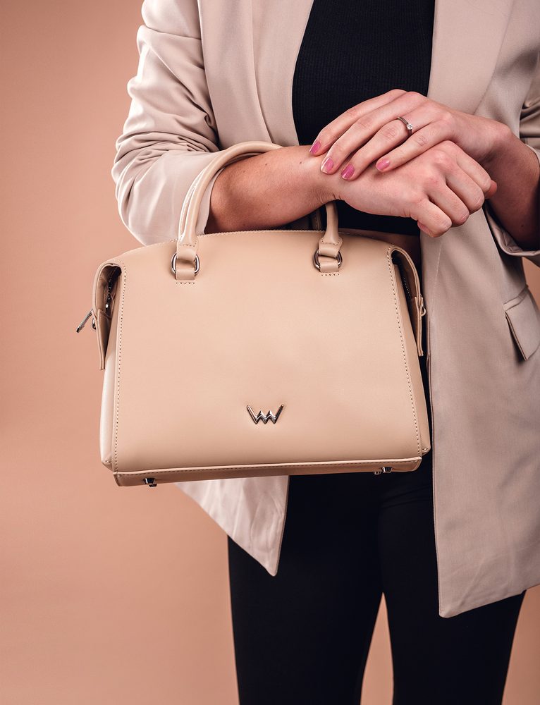 VUCH Coraline Beige.

Torba od vlaknaste kože
Jednostavan i čist dizajn
Glavno zatvaranje na zatvarač + preklop na skriveni magnet
Odvojivi crossbody remen

  Kožne torbice
„Za sve je jednom prvi put.