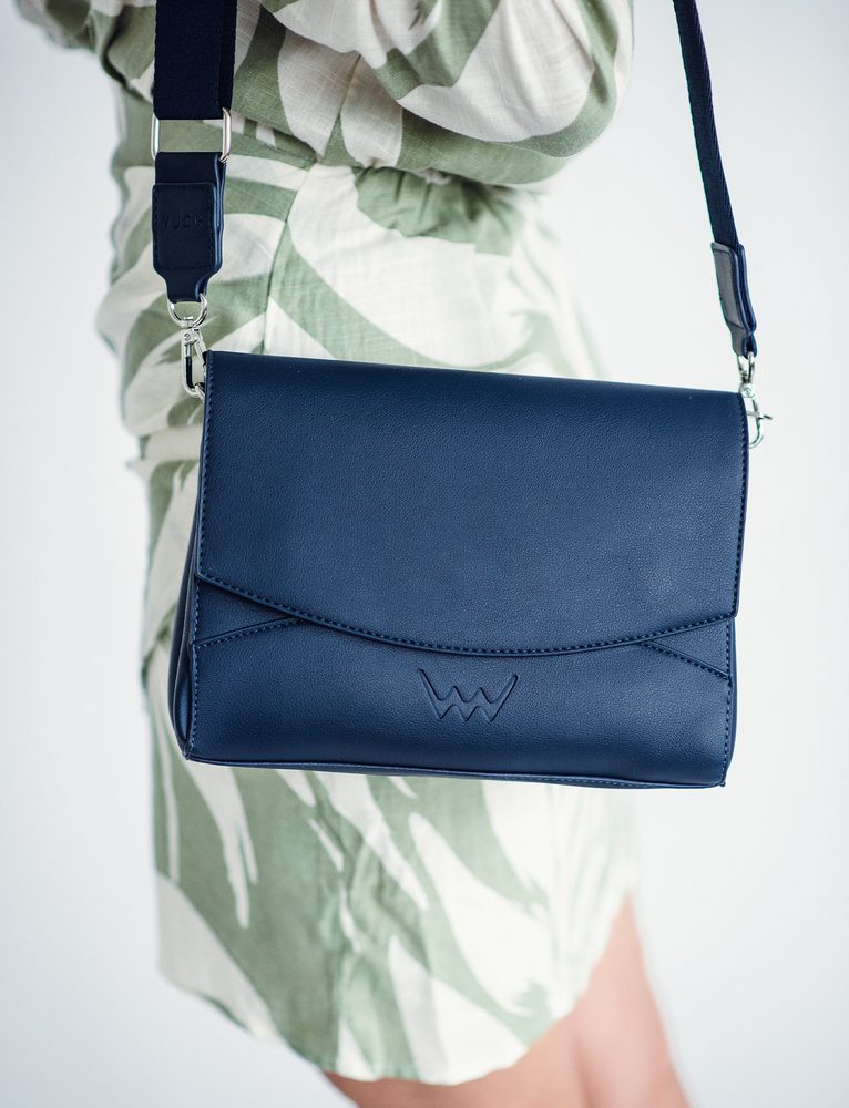 VUCH Danita Blue.

Zaista prostrana crossbody torba
Dva podesiva crossbody remena (tekstilni + od umjetne kože)
Patentni zatvarač prekriven preklopom
Stražnji i unutarnji džepovi s patentnim zatvaračem
Prošivanje u obliku Vuch loga na stražnjoj strani torbe
 CROSSBODY
Kad je netko ponosan na nas, grije nam srce.