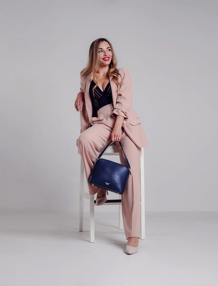 VUCH Marcia Blue.

LEATHER HANDBAGS
Torbica od prave kože
Unutarnji pretinac sa zatvaračem za male stvari
Unutarnji pretinac bez pričvršćivanja
Dva načina nošenja
 KOŽNE TORBICE
„Za sve je jednom prvi put.