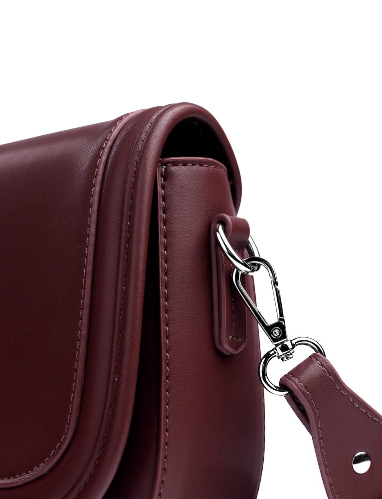 VUCH Labela Wine.

Biološki razgradiv materijal od kukuruza
Glavno zatvaranje na magnet
Unutarnji džepovi za sitnice
Podesivi crossbody remen od najlona
 Eco torbice
Održivost, štedljivost, obzirnost.