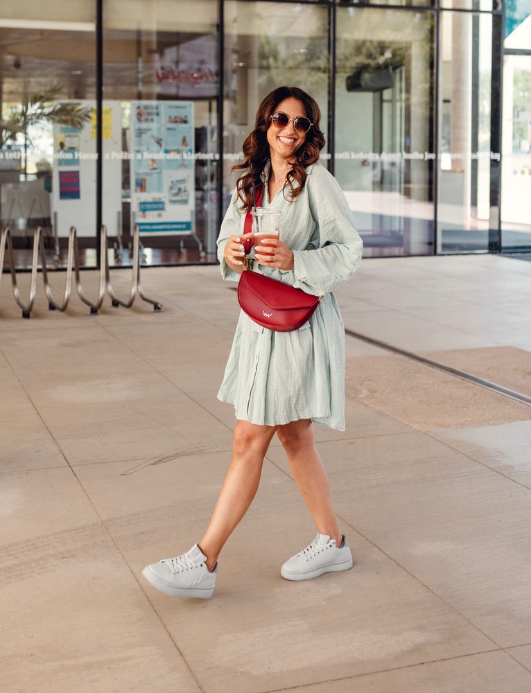 VUCH Lucky Grey - 42.
Unutarnji uložak cipela stvoren je pomoću umjetne inteligencije.
Svaka verzija tenisice ima svoj vlastiti karakter – od klasične crno-bijele elegancije, preko razigrane ljubičaste, do nježne ružičaste i modernog sivog minimalizma.

Svakodnevna casual obuća
Unutarnji uložak stvoren pomoću AI
3D plastični detalj loga Vuch
Moderan viši potplat osigurava udobnost čak i tijekom cjelodnevnog nošenja
 Obuća
Vuch cipele su originalnost koja fascinira.