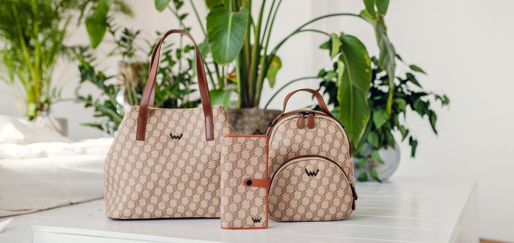 VUCH Roselda MN Brown.

Elegantan dizajn s monogramom
Sastavni dio mala kozmetička torbica, pogodna i kao crossbody torba
Podesivi remen uključen
Dvostruko zatvaranje na magnet i patent
 Monogram
Želite nevjerojatan šarm i biti dio Vucha uvijek i svugdje?
Vuch je vaša najvjernija ljubav, pa pokažite to svima bez riječi.