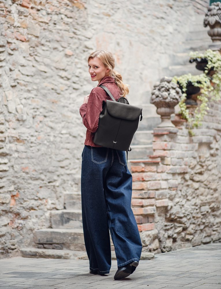 VUCH Mikko Black.

Prostrani unutarnji džep s dvostrukim zatvaranjem – patent i magnet
Praktični vanjski džepić na patent na stražnjem dijelu ruksaka
Unutarnji odjeljci za mobitel i džepić na patent
Unutarnji džep za laptop
Podesivi naramenice
 RUKSACI
Praktičnost, udobnost i funkcionalnost.