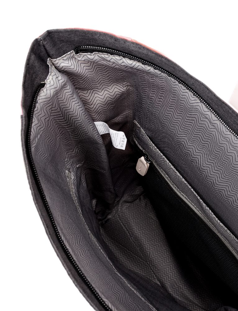 VUCH Mellora Diverse Multicolor.

Originalni dizajnerski ruksak iz kolekcije creARTivity
Unutarnji odjeljak za mini prijenosno računalo i mali džep s patentnim zatvaračem
Zatvaranje na patentni zatvarač i preklop s magnetnim patentom
Podesivi naramenici
 creARTivity
Budi Vuch, budi viđen.
Mjesto gdje nismo štedjeli na mašti i razigrano smo sastavili printeve na naše bestsellere.