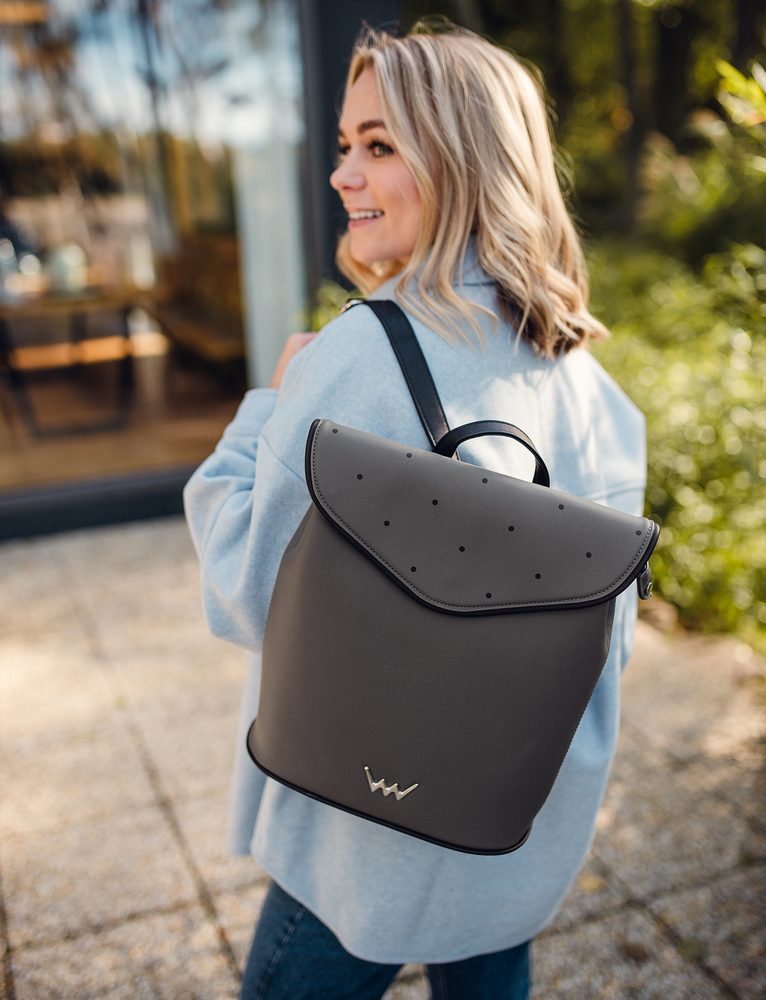 VUCH Joanna Dark Grey.

Prostrani unutarnji džep s dvostrukim patentnim zatvaračem i zatvaranjem na preklop
Praktičan vanjski džep s patentnim zatvaračem na prednjoj i stražnjoj strani ruksaka
Unutarnji pretinci za mobitel i džep s patentnim zatvaračem
Podesive naramenice
 Ruksaci
„Praktičnost, udobnost i funkcionalnost.