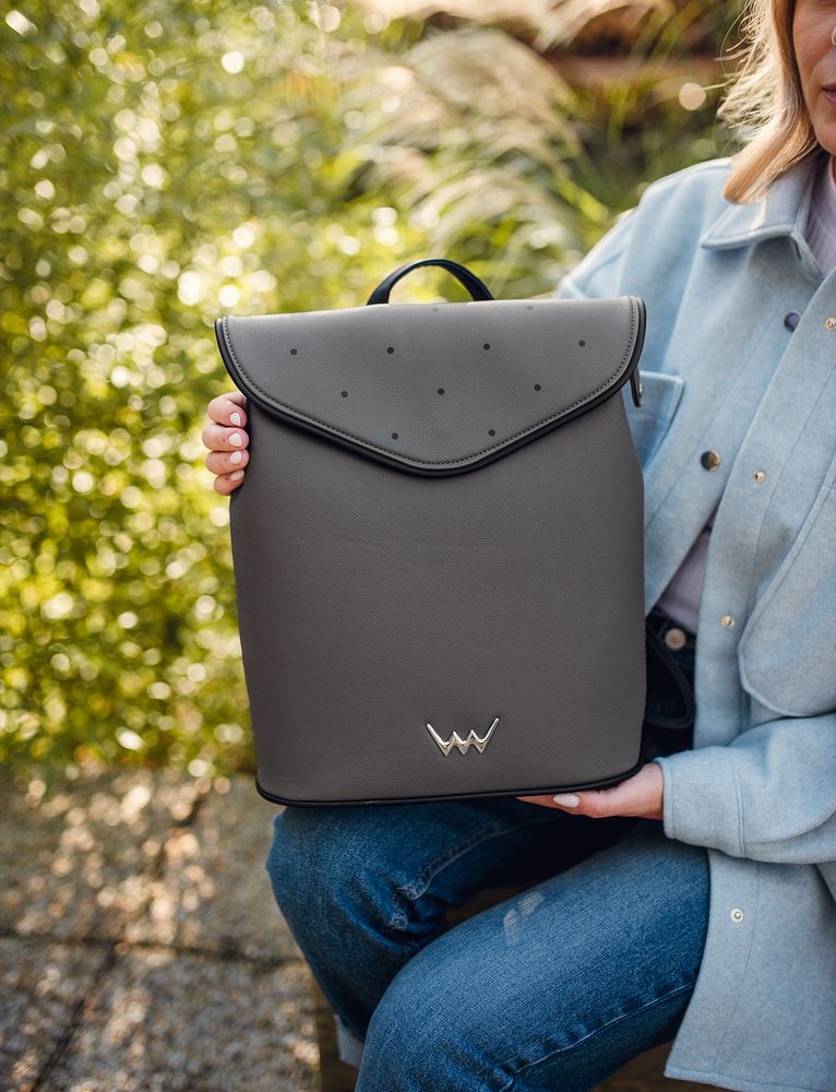 VUCH Joanna Dark Grey.

Prostrani unutarnji džep s dvostrukim patentnim zatvaračem i zatvaranjem na preklop
Praktičan vanjski džep s patentnim zatvaračem na prednjoj i stražnjoj strani ruksaka
Unutarnji pretinci za mobitel i džep s patentnim zatvaračem
Podesive naramenice
 Ruksaci
„Praktičnost, udobnost i funkcionalnost.