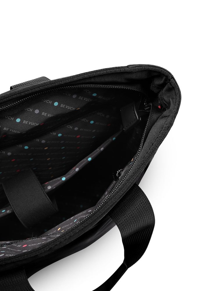 VUCH Gemyny Black.

Glavno zatvaranje na patent
Vanjski džepovi na patent
Mnogo unutarnjih pregrada
Stražnji remen za pričvršćivanje na kofer
Punjeni ramenski remeni i leđa za ugodan transport
 Ruksaci
Vremena kada su ruksaci značili samo školske torbe ili sportske komade za planinarenje, odavno su prošla.