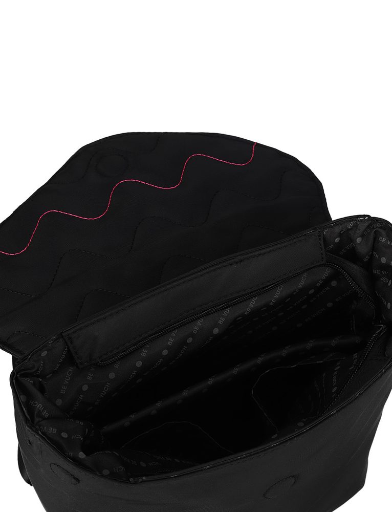 VUCH Joanna Small Black.

Manji skladni ruksak
Vodootporan materijal
Punjene naramenice i leđa za ugodan transport
Zatvaranje jakim magnetom i patentom
 Aira
Doživi lakoću na vlastiti način.
Proizvodi od materijala AIRA dizajnirani su s naglaskom na praktičnost – lagani poput pera, vodootporni i laki za održavanje.
Spremi se za ljubav na prvi pogled.